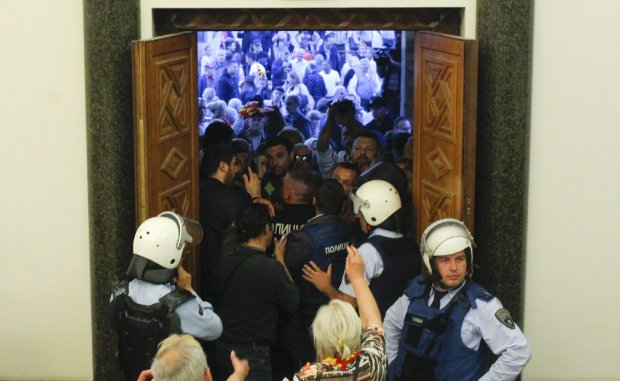 Во Львове десятки людей штурмуют горсовет, в ход пошли кулаки: видео