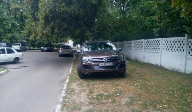 Черговий "геній парковки" пригрівся на столичній клумбі (ФОТО)