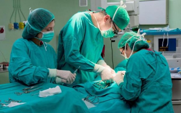 Заново народилася: хірурги врятували облиту кислотою модель