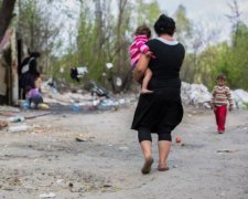 Бросались с ножом на детей: появилось видео разгрома табора ромов