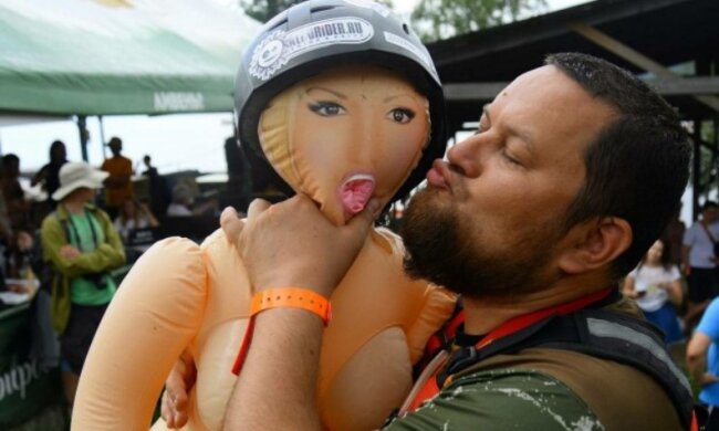 Змагання на гумових ляльках у росії. Фото з вільних джерел