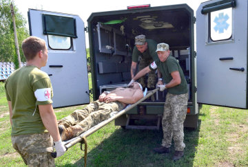 Українські військові медики на Донбасі