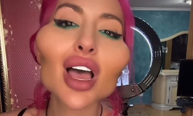 Штучна "пацанка" Анастасія Покрещук перетисла руками накачані ботоксом м'ячики: з одягу — рушничок на стегнах