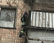 Маленького тернополянина дивом врятували від моторошної смерті, висів на 4 поверсі: поки мама в душі...