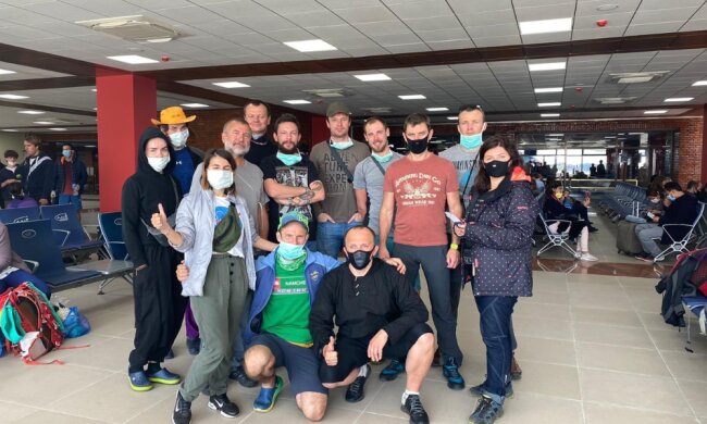 Українські туристи летять з Непалу додому / Twitter, Yehor Bozhok
