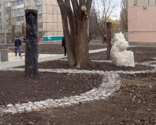У криворізькому сквері з'явилися козацькі ідоли з таємничими знаками (фото)