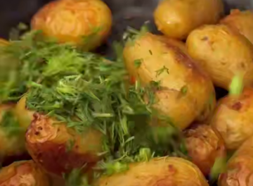 Запеченная молодая картошка с чесноком и укропом, кадр из видео