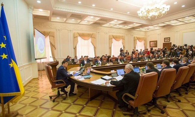 Чиновники знову про себе подбали