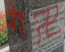 Пам'ятник радянським соладатам в Харкові знівечили свастикою (фото)