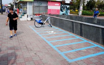 Велопрокат по-київськи: напівпусті майданчики, скудна реклама та кусючі ціни