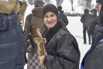 Отморозят религию: УПЦ МП стоят на коленях под Радой, эпичные фото