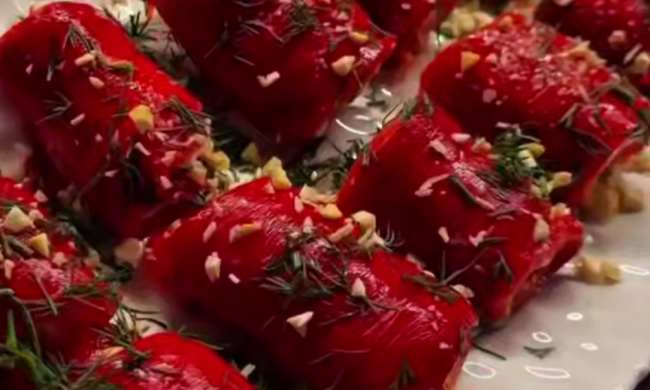 Рулетики з перцю з сирною начинкою, кадр з відео