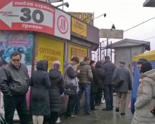 Українці кинулися скуповувати валюту