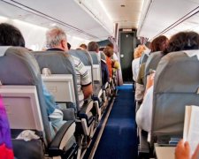 Пасажир провітрив літак на 300 тисяч і арешт на додачу