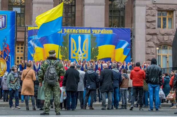 Привітання з Днем Захисника України 2019 у віршах і листівках