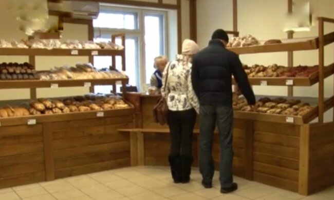 Черновчанин купил буханку хлеба со странной "начинкой", такое лучше не есть - "Как в киндер-сюрпризе!"
