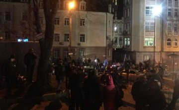 Активісти заблокували Насірова в будівлі суду: вимагають справедливості
