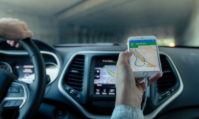 GPS с женским голосом могут стать причиной ДТП: мужчины думают, что те с ними флиртуют