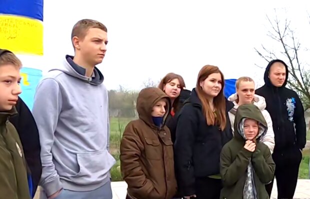 Українські діти, яких повернули до Херсона, кадр з відео