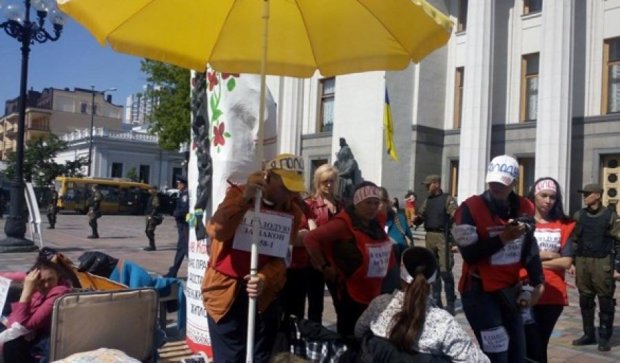 Девять активистов голодуют под Верховной Радой