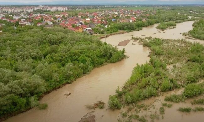 На Франковщине реки выходят из берегов, может затопить - синоптики предупредили о мощном наводнении