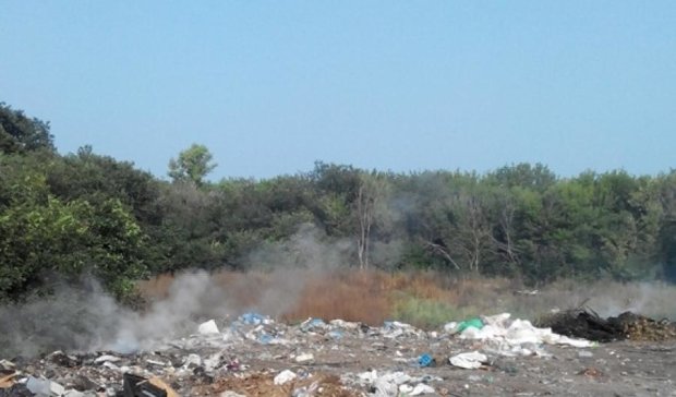 Пожежники безуспішно борються з вогнем на сміттєвому полігоні Київщини