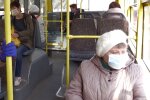 Пенсіонерка у громадському транспорті, кадр з відео