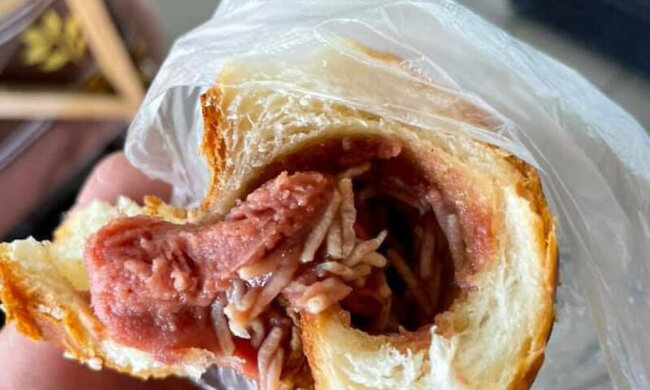 Украинцу продали сосивку с червями, фото из фейсбук