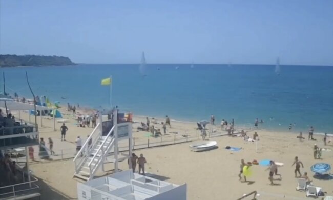 збиття окупантами ракети над пляжем у Криму