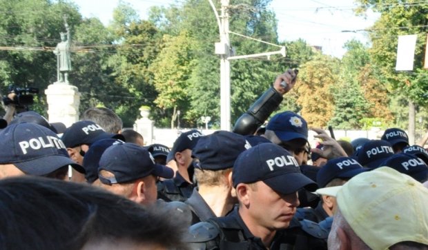 Яйца и слезоточивый газ: как в Молдове День независимости праздновали 