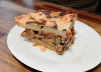 Грецька запіканка з м'ясом та соусом бешамель: фото скрін Ютуб