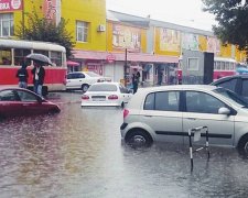 Машины ушли под воду из-за дождя в Киеве (фото)