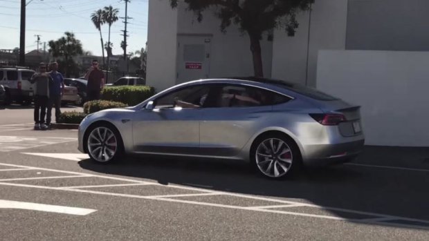 Бюджетный Tesla Model 3 впервые протестировали