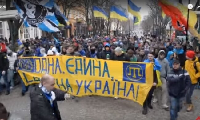 Массовое шествие футбольных фанатов в Одессе (видео)