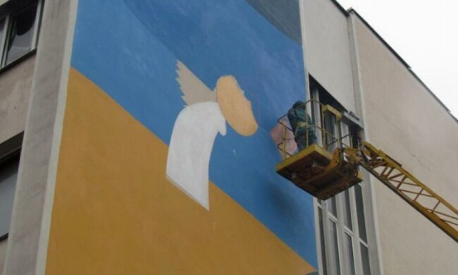 Стену Мариупольского горсовета украсил украинский пейзаж (фото)