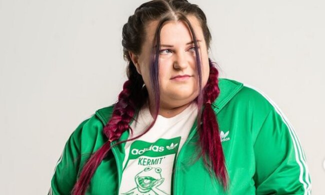 Alyona Alyona переїздить до хлопця: звалила його на землю і нафарбувала нігті