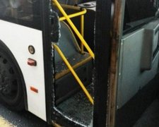 Росіянка вибила ногою двері автобуса (ФОТО)