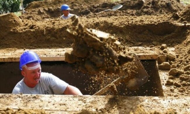 Венгры соревновались в умении копать могилы