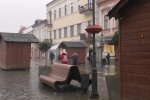 Ужгородці готуються до Нового року, ярмарок на славу: "Щасливого карантину!"