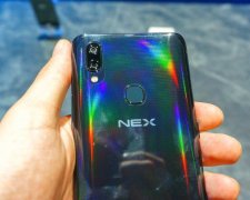 Два дисплея и навороченная камера: живые фото Vivo NEX 2 показали в сети