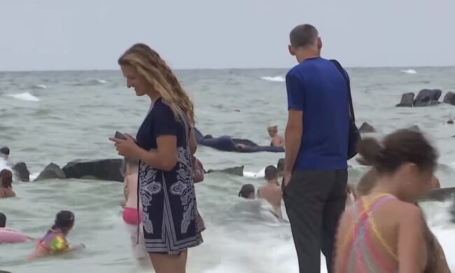 Українці на пляжі, скріншот: Youtube