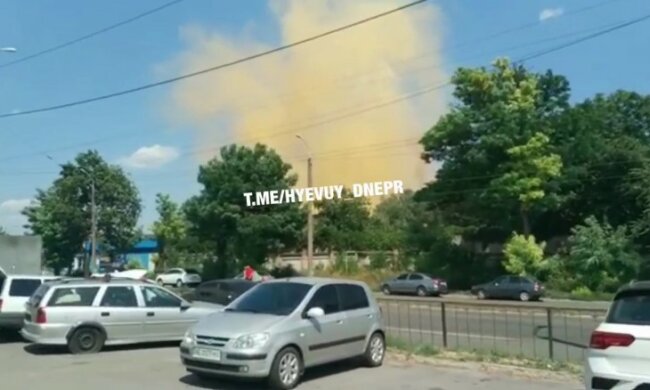 Из завода в Днепре валит жёлтый дым, люди в панике: "Радиация?"