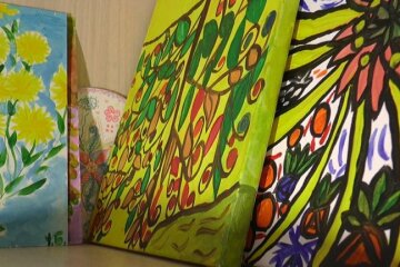 Прикарпатки з інвалідністю створюють картини, "поціловані" Богом - з пензликом у роті