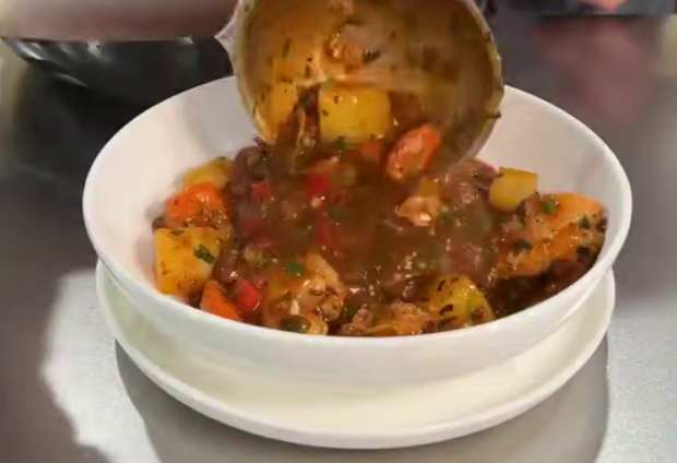 Домашнє куряче рагу, від якого не залишиться ні шматочка: ароматне, соковите та з яскравим смаком овочів