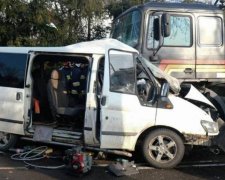 Три десятки у реанімації: з'явилися моторошні деталі ДТП з українцями в Польщі