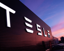 "Сонячний" дах із зарядкою для е-мобілів від Tesla вже опалює перший будинок