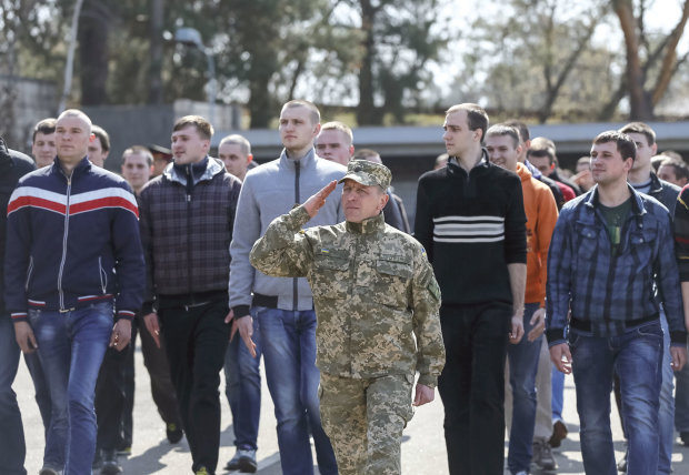 Украинцев хватают прямо посреди улицы и тянут в военкоматы: видео