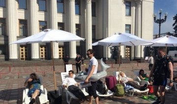 Для уставших депутатов под Радой открыли пляж
