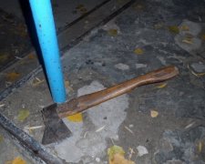 На дільниці в Цюрупинську затримали чоловіка із сокирою (відео)