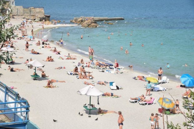 В сети сравнили пляжи Крыма и Одессы: вот, как выглядят 2 миллиона русских туристов